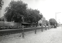 809730 Gezicht op de perrons van het N.S.-station Coevorden.